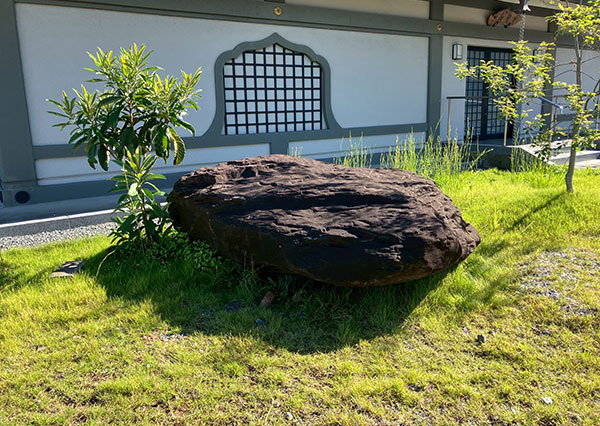 親鸞聖人様の立像台座