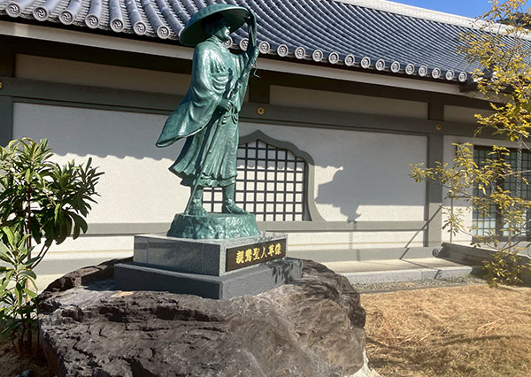 親鸞聖人様の立像台座