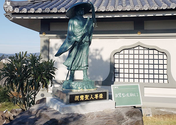 親鸞聖人様の立像台座